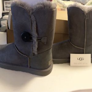 Authentic UGG Bailey Button Boots Grey Size 7 NEVER WORN
